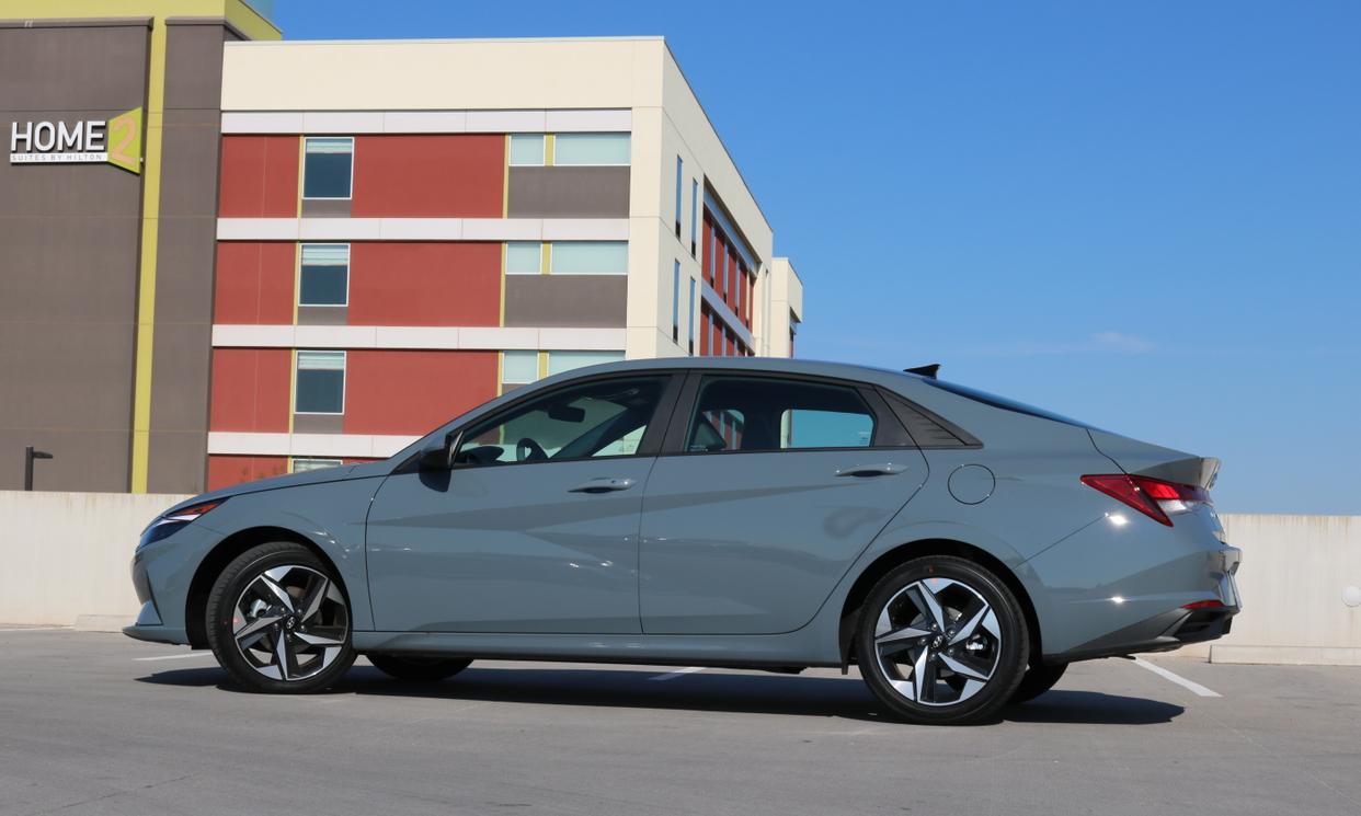 Hyundai Elantra photo 2