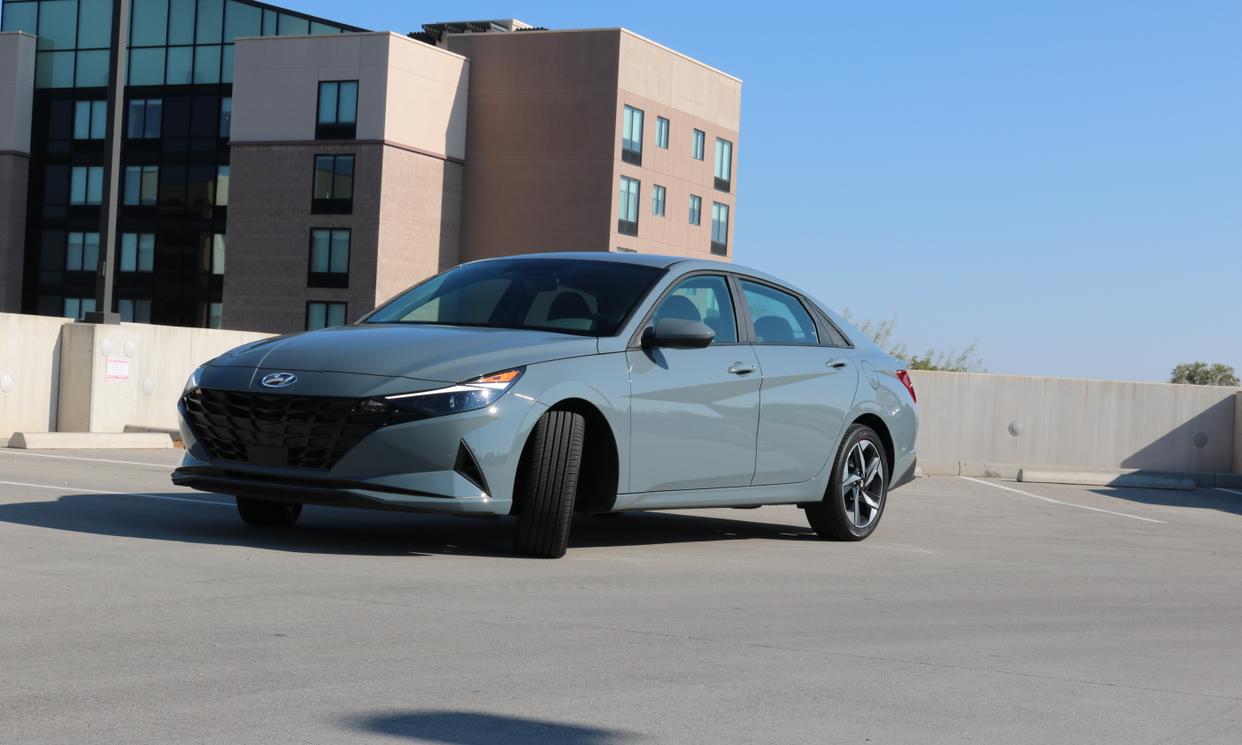 Hyundai Elantra photo 3