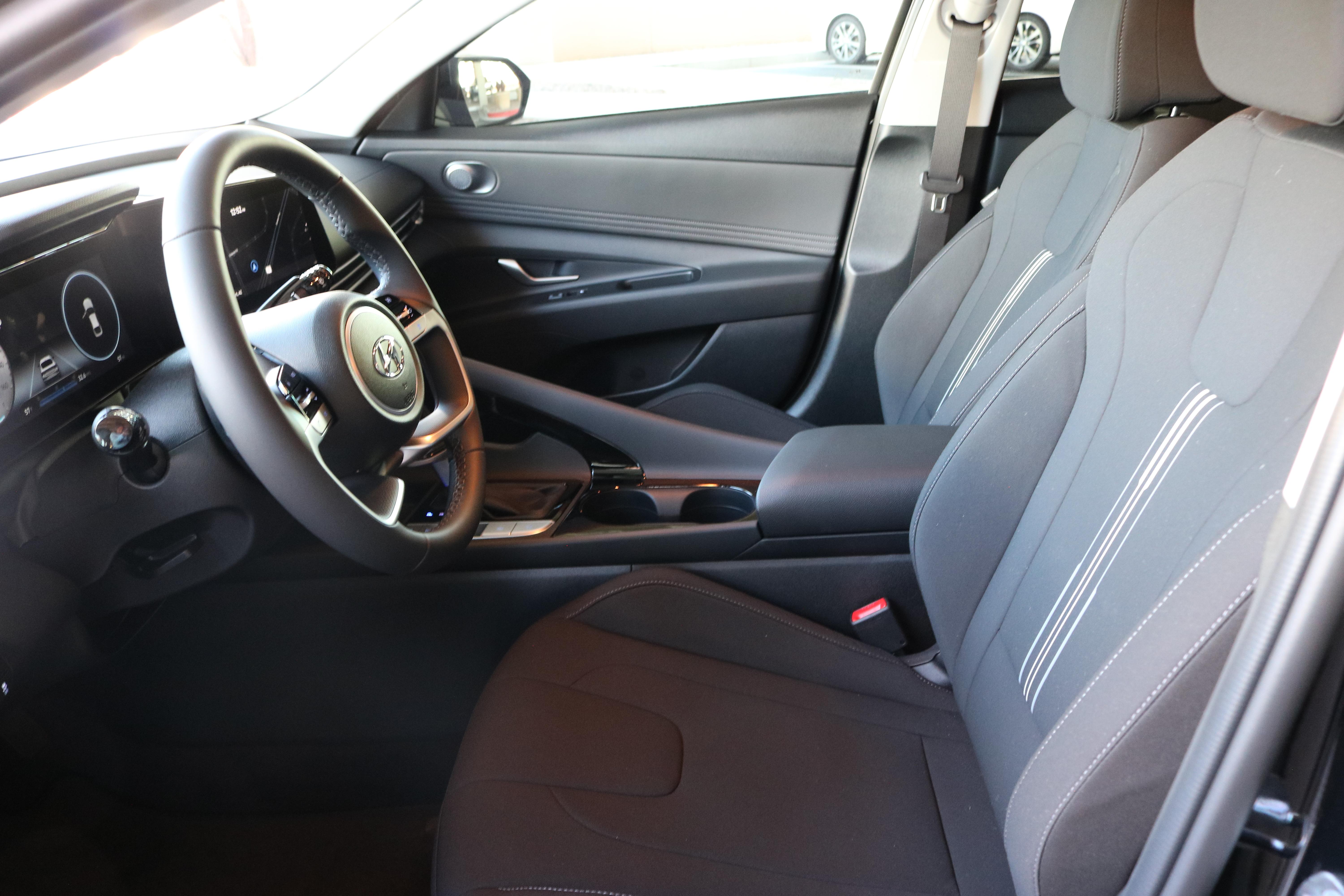 Hyundai Elantra photo 4