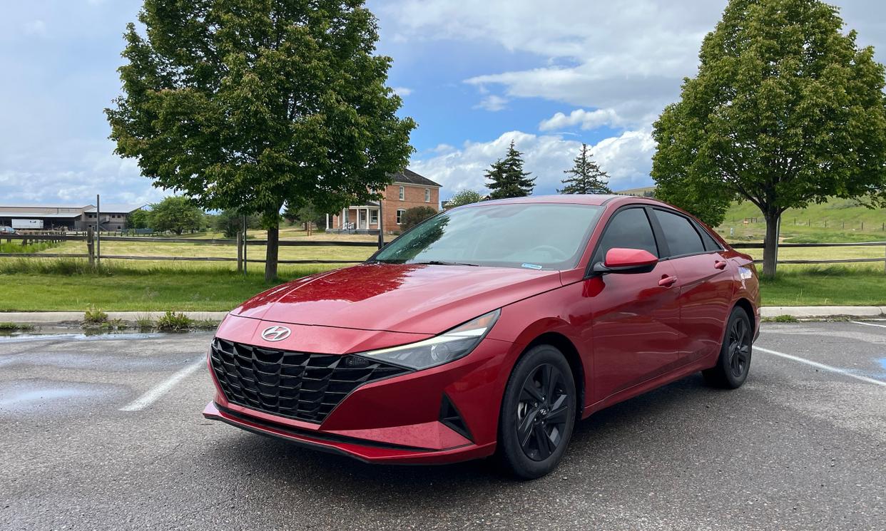 Hyundai Elantra photo 2