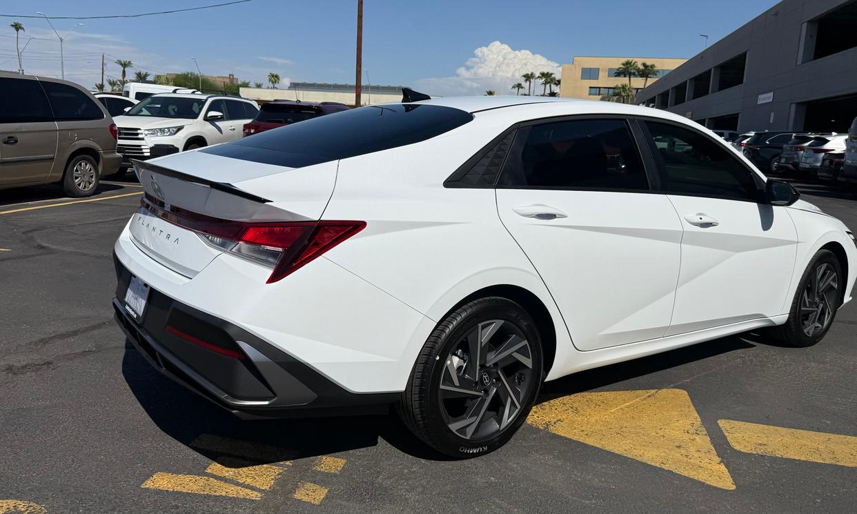 Hyundai Elantra photo 2