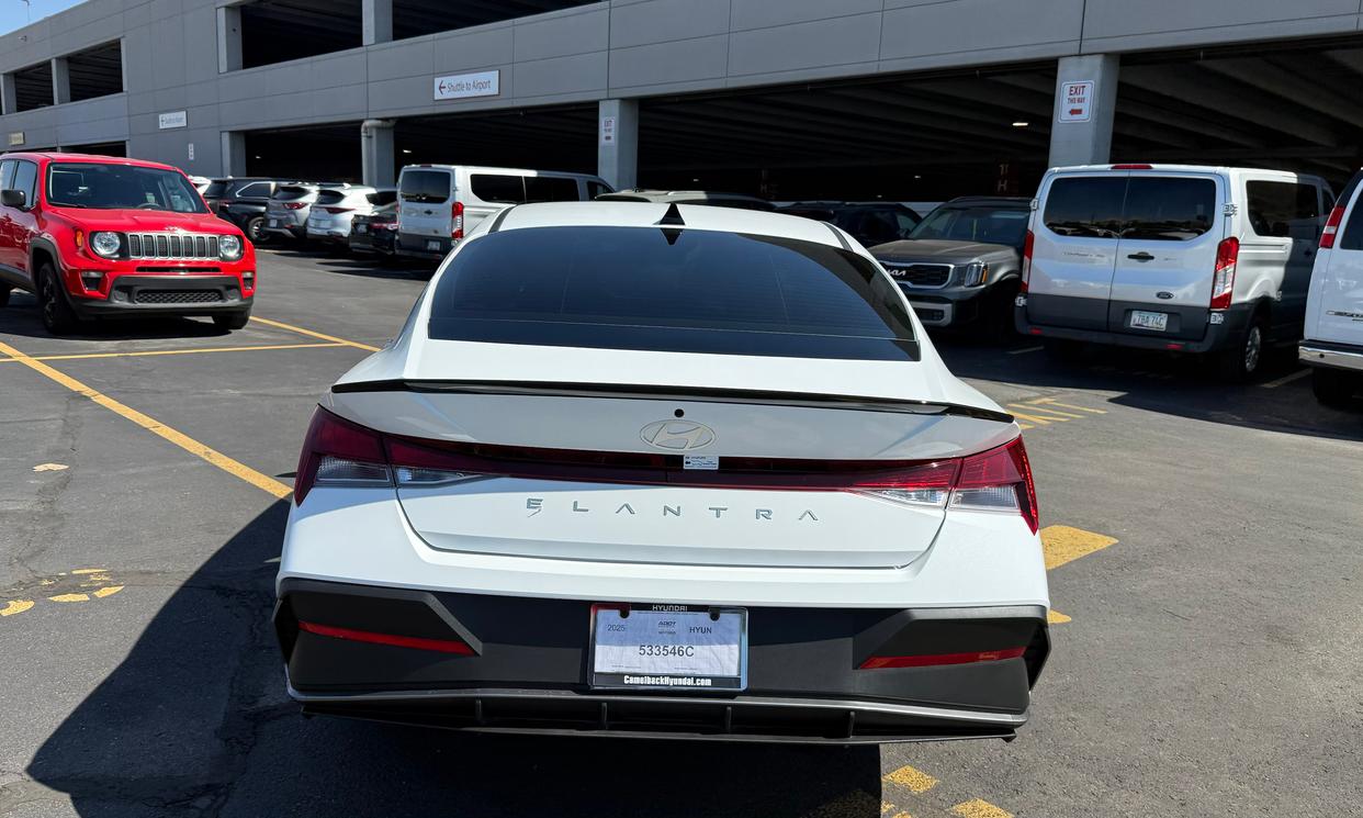 Hyundai Elantra photo 3