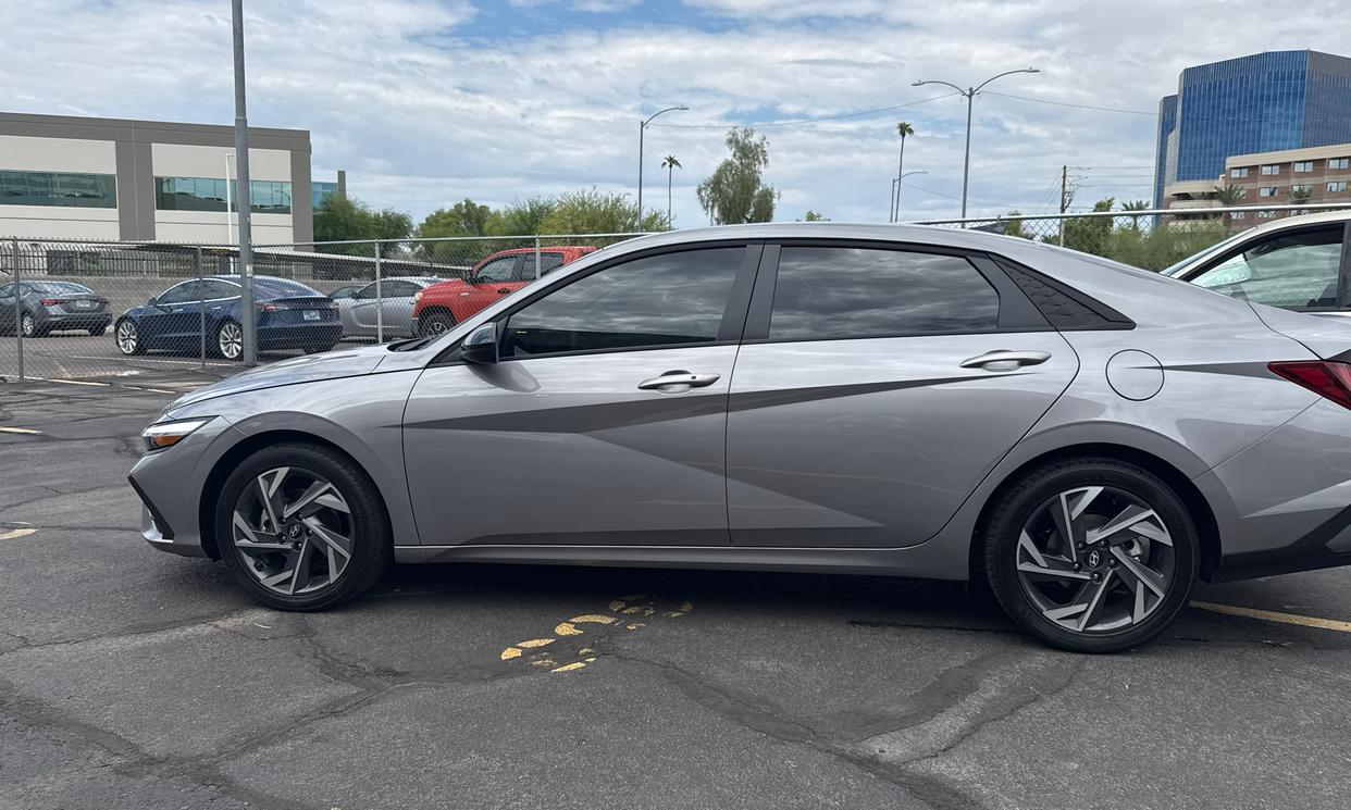 Hyundai Elantra photo 2