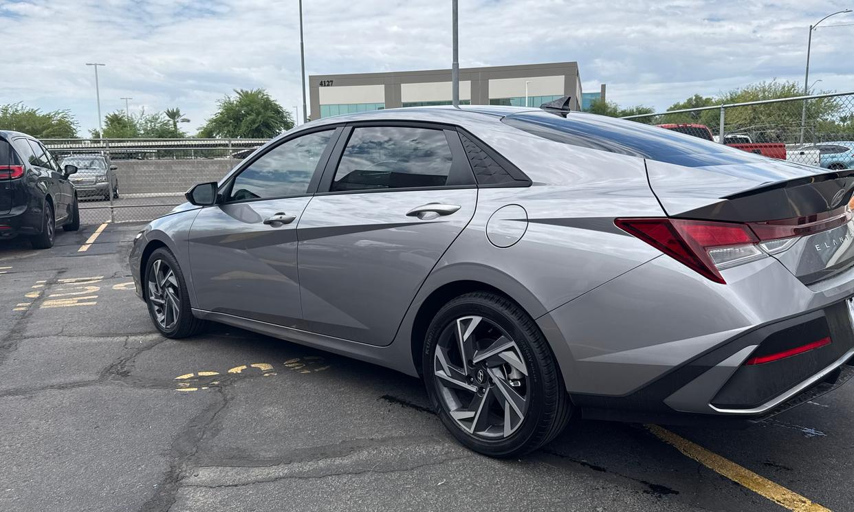 Hyundai Elantra photo 3