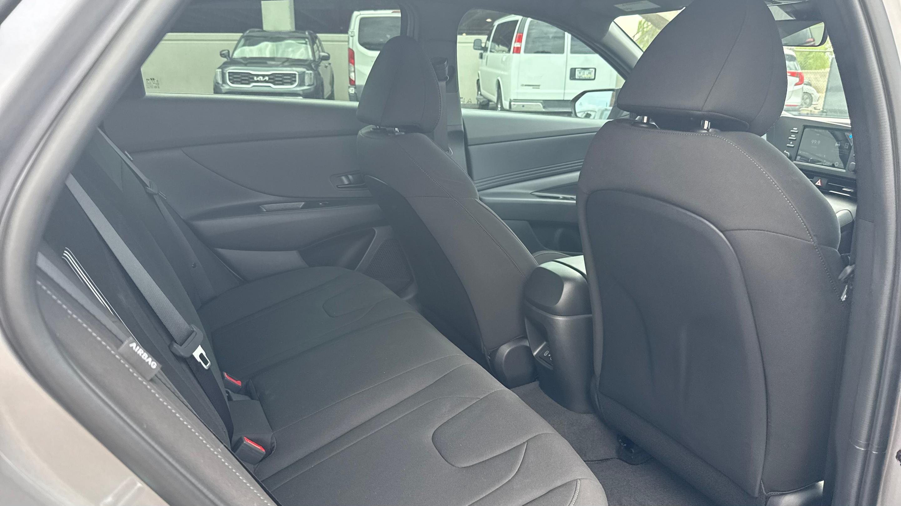 Hyundai Elantra photo 7