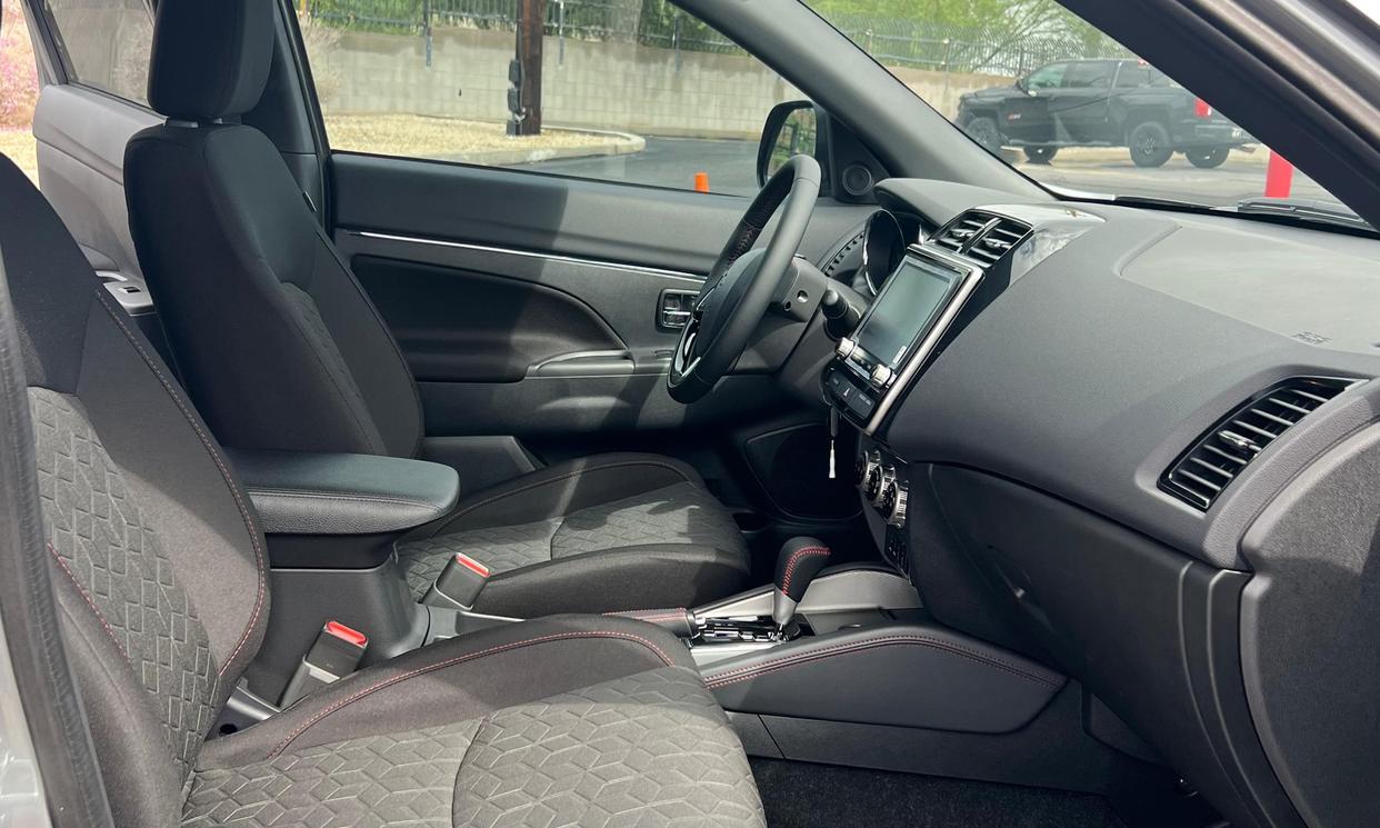 Mitsubishi Outlander Sport photo 2
